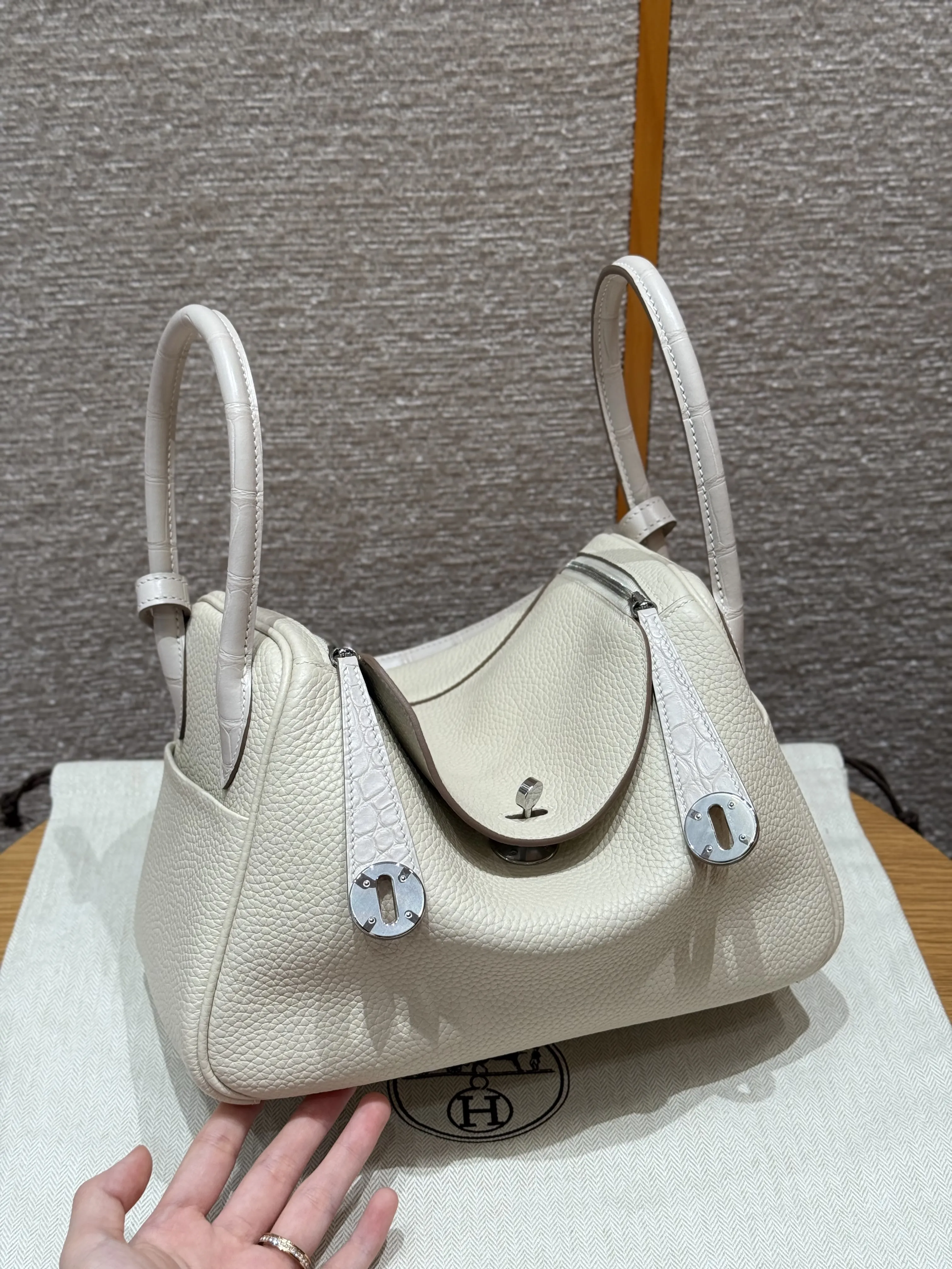 HERMES Женская сумка Lindy 26 см 8L Clemence