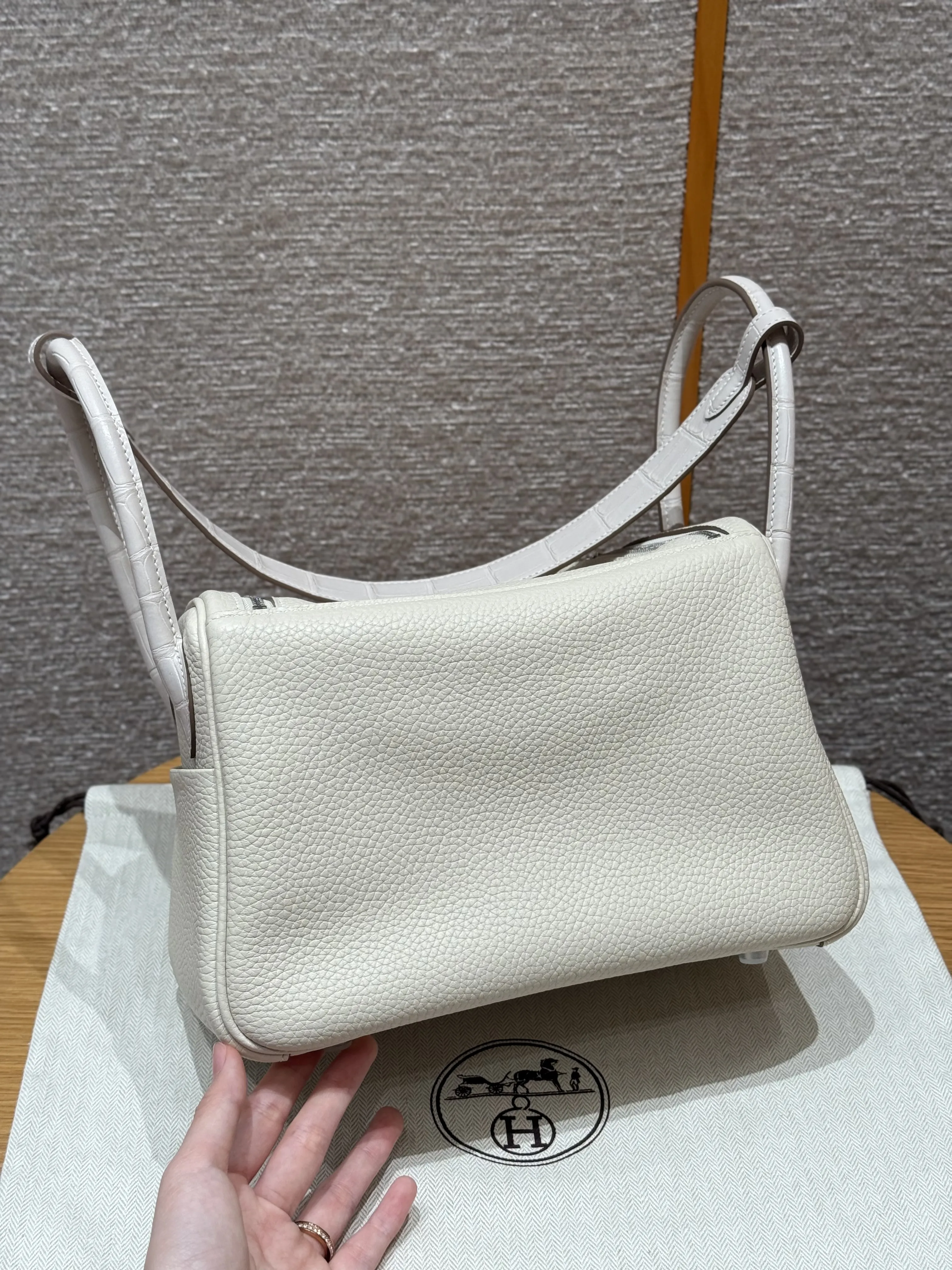 HERMES Женская сумка Lindy 26 см 8L Clemence